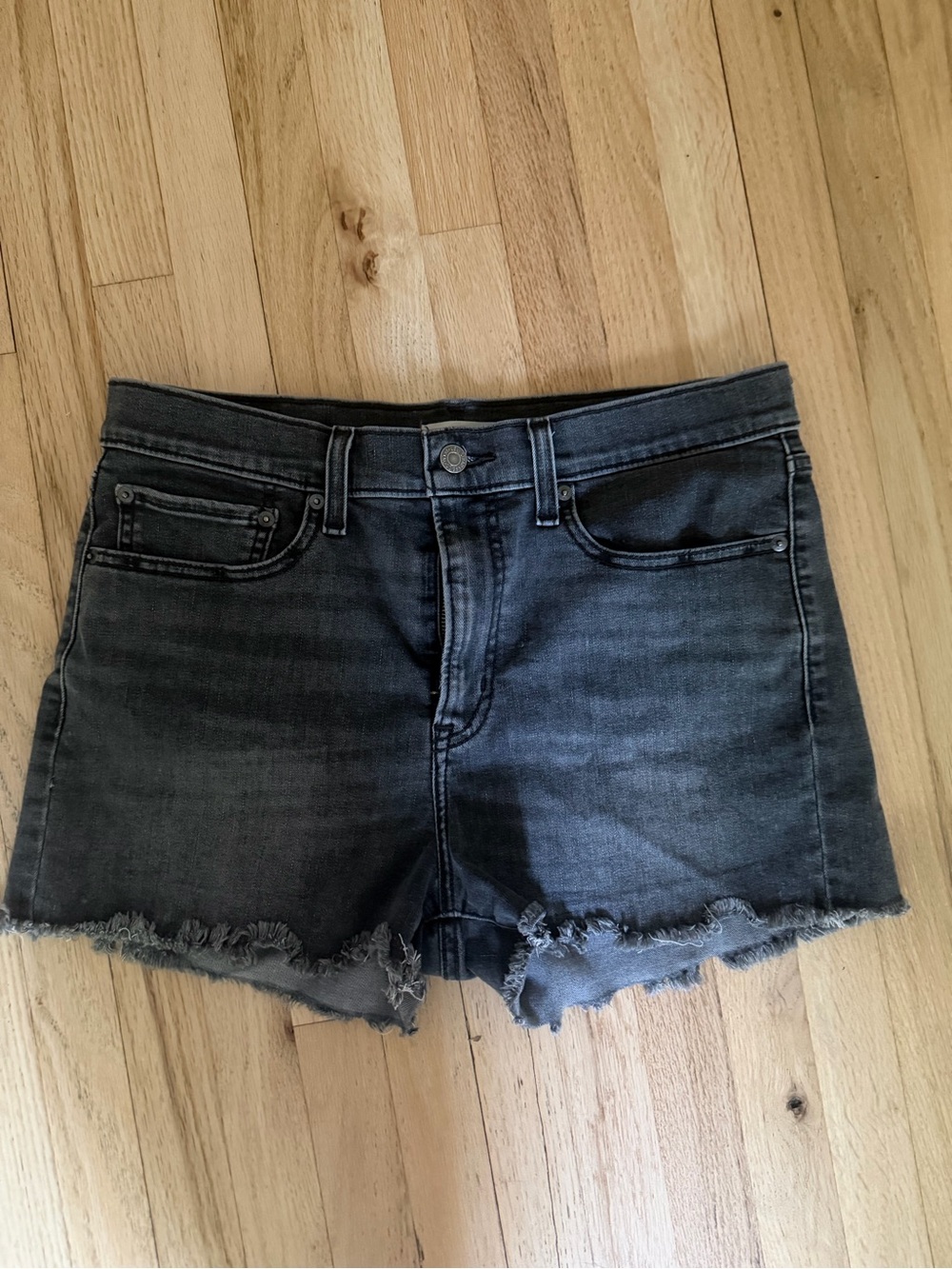 Levi’s Women’s Black Frayed Hem High Rise Denim Shorts Sz 31